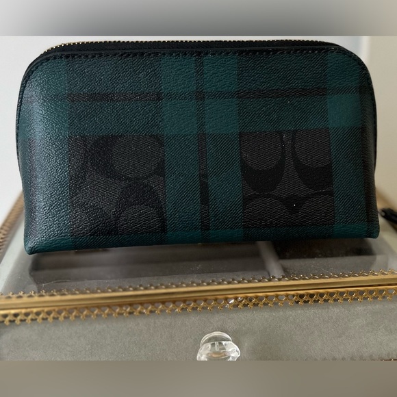 Coach - Picture 3 of 4